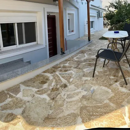 Kontis' Luxury Detached House Near The Sea *