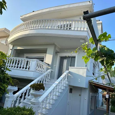 Kontis' Luxury Detached House Near The Sea 펜션
