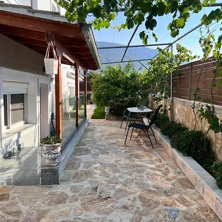 Kontis' Luxury Detached House Near The Sea *