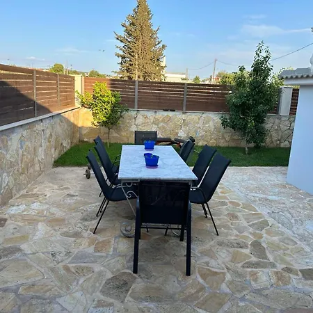 Kontis' Luxury Detached House Near The Sea *