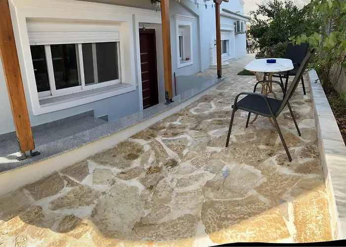 Kontis' Luxury Detached House Near The Sea *