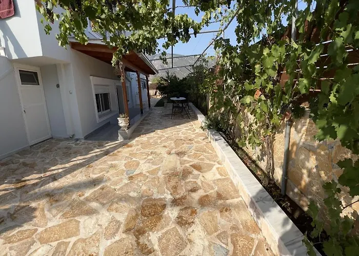 Kontis' Luxury Detached House Near The Sea 루트라키