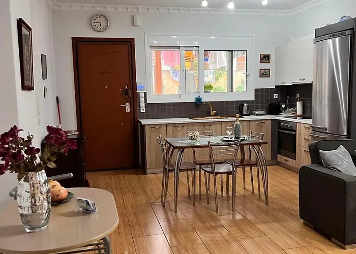 Kontis' Luxury Detached House Near The Sea 루트라키