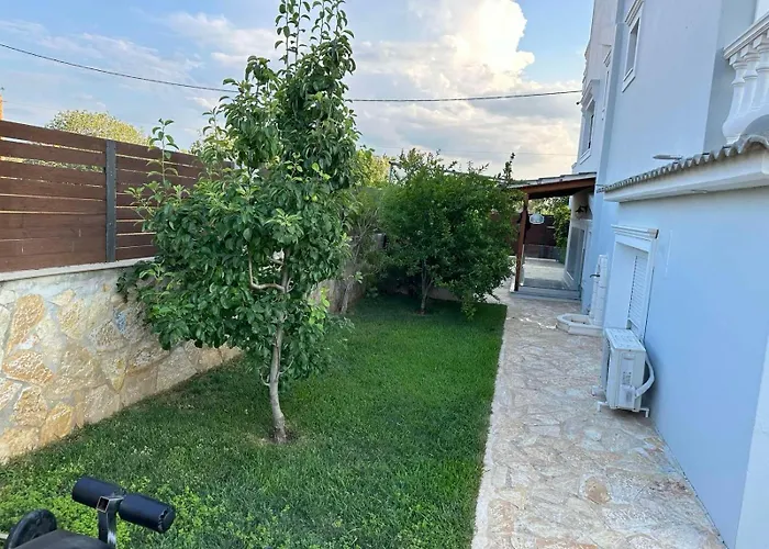 Kontis' Luxury Detached House Near The Sea * Loutráki