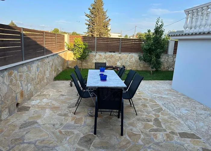 Kontis' Luxury Detached House Near The Sea *