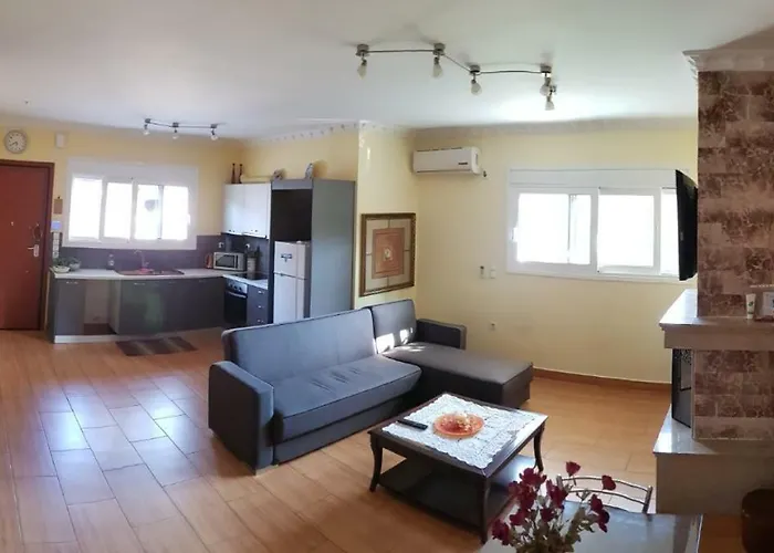 Kontis' Luxury Detached House Near The Sea Dom wakacyjny Loutráki